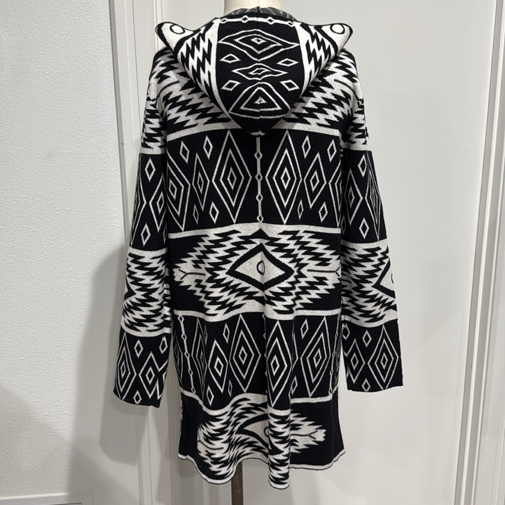 Sioni Geometric Black and White Knit Hooded Sweater - Large - Picture 3 of 11